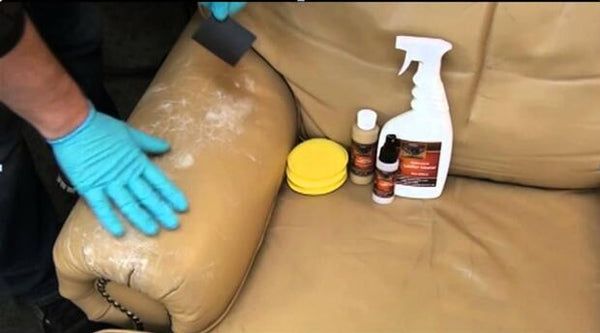 Bộ dụng cụ bảo dưỡng sofa gồm kem dưỡng da chuyên dụng, mút xốp và khăn mềm sạch